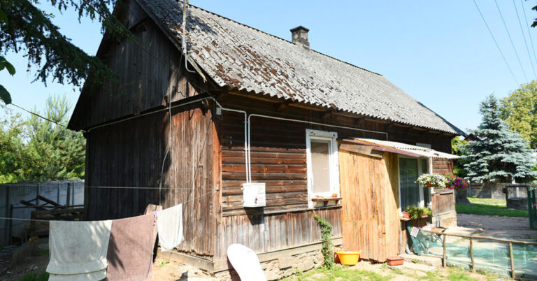 Daugiavaikė šeima gyveno apgriuvusiame name, tačiau žmonės padėjo pasidaryti remontą. Namai tapo neatpažįstami!