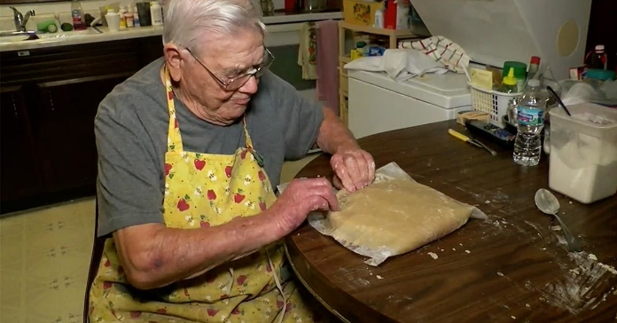 98 metų vyras iškepė 100 pyragų, kai mirė jo žmona. Priežastis? Tai sugraudino mano širdį!