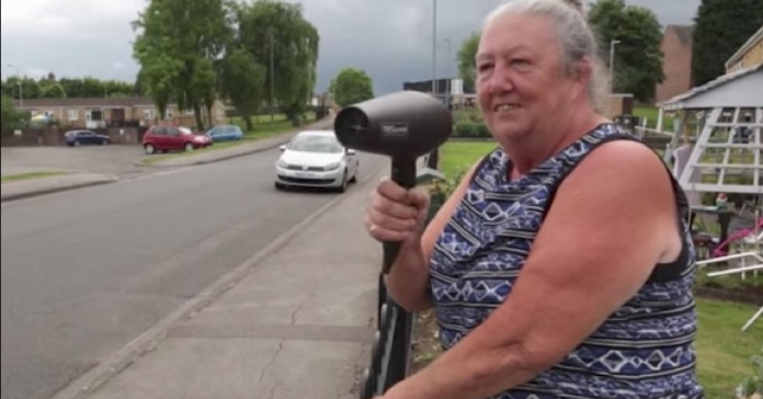 Kaimynai iš pradžių manė, kad moteris išprotėjo. Bet supratę, kas vyksta, jie dėkoja!