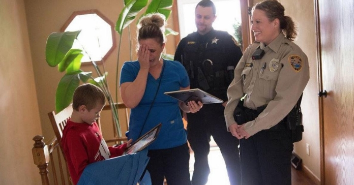 Policininkė aplankė aštuonmečio motiną. Kai mama pamatė, ką ji laiko rankose, jai ėmė tekėti ašaros!