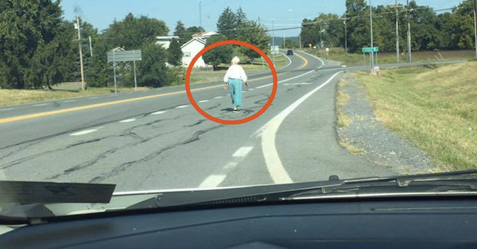 Pamatęs senutę, vyras staigiai stabdo. Kai ji įlipa į automobilį, jis gauna mažą staigmeną!