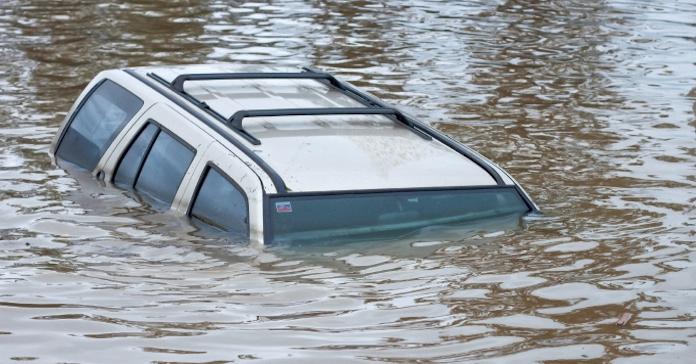 Jei jūsų automobilis nuskęsta, jūs turite tai padaryti, kad išgyventumėte!