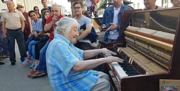 Garbaus amžiaus moteris priėjo prie fortepijono: netrukus prasidėjo tikras šou