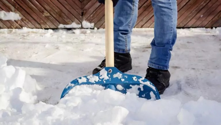 Efektyvus sniego valymas? Užpurkškite ant kastuvo, ir sniegas nebelips