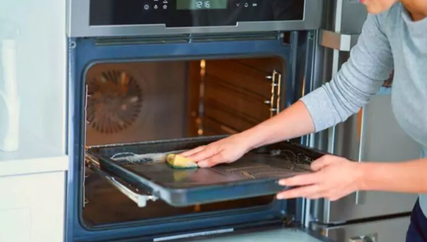 Ši stebuklinga pasta padės greitai ir efektyviai išplauti kepimo skardą!