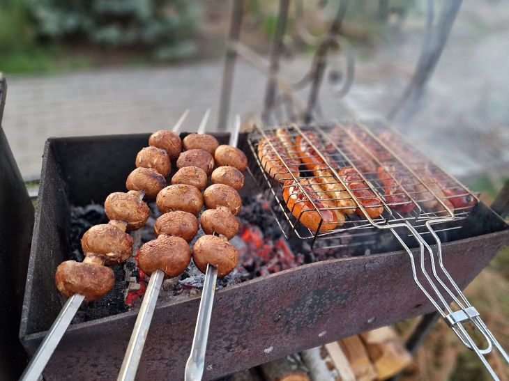 Mitybos specialistė įvardino 4 produktus, su kuriais pavojinga derinti šašlykus