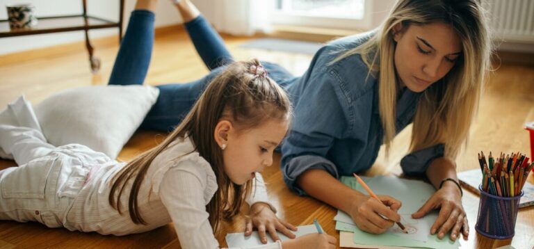 Mama reikalauja, kad auklė sumokėtų „moralinę kompensaciją“, nes vaikai valgė vištienos kepsnelius