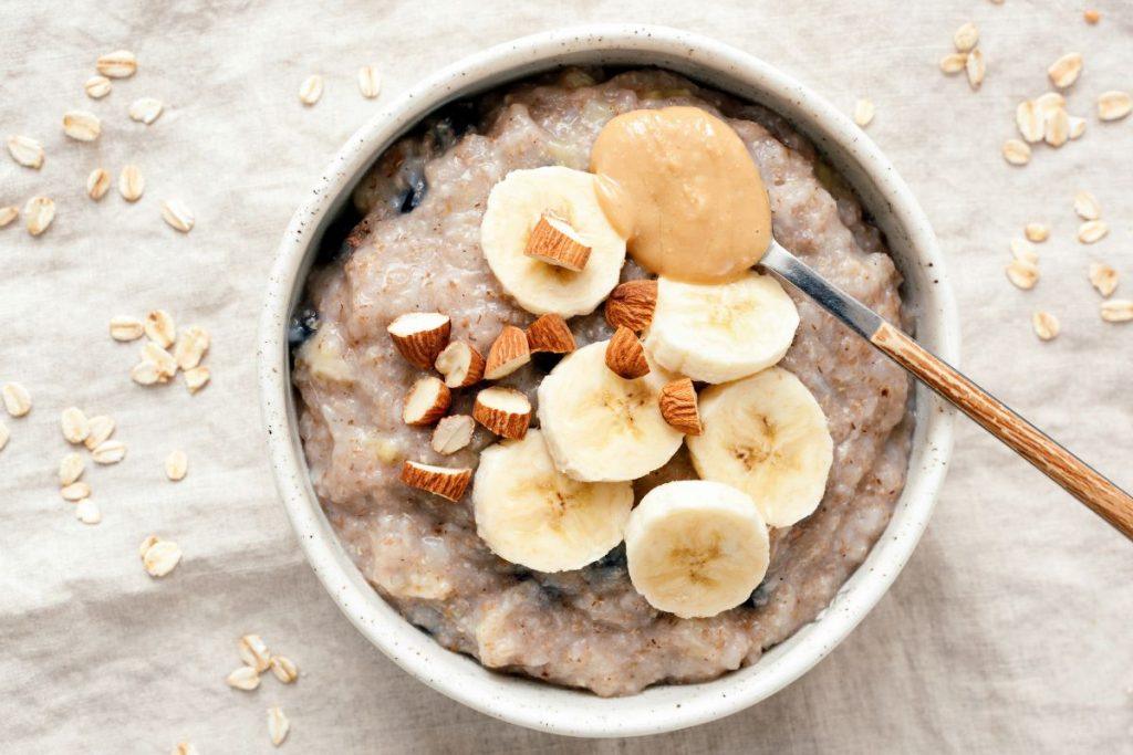 Bananų duonos skonio avižinė košė: receptas